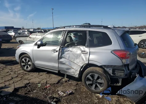 2017 Subaru Forester 2.5I Premium z USA, uszkodzony, nr VIN JF2SJAEC3HH490415